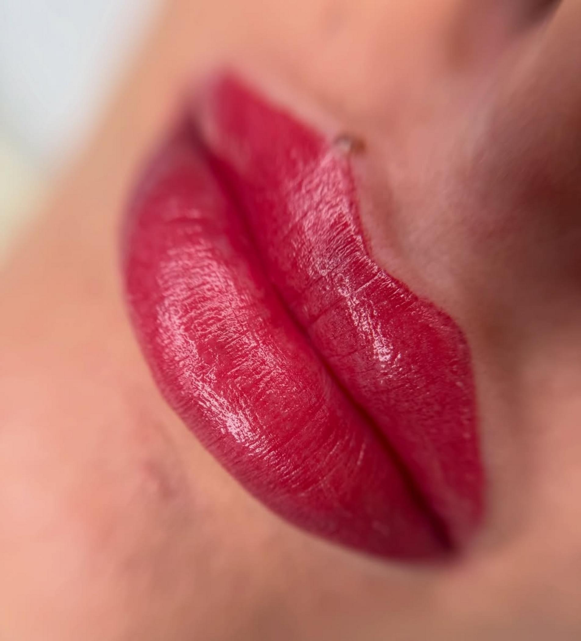 technician applying lip blush tattoo