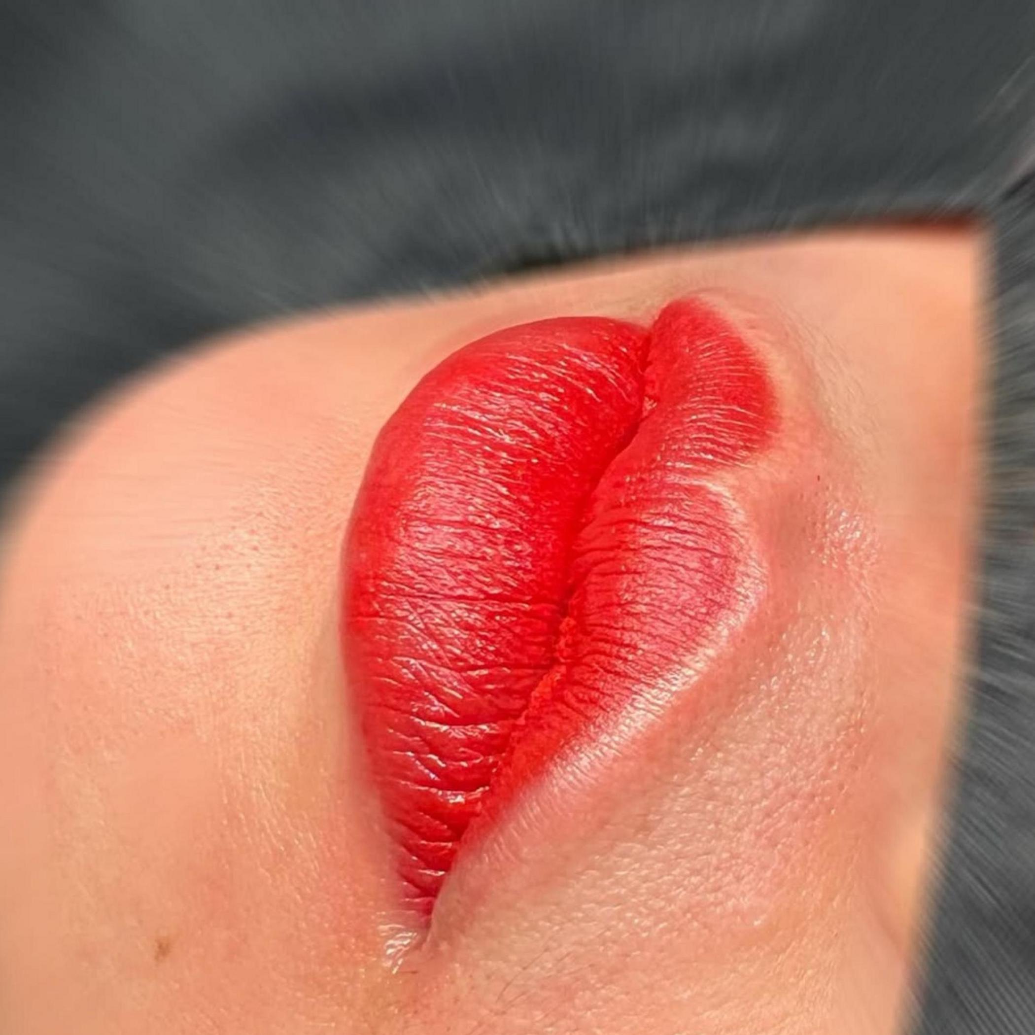 technician applying lip blush tattoo